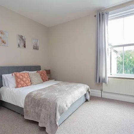 Stylish Lytham 5 Bedroom 3 Bathroom House With Hot Tub Lytham St Annes Exterior photo