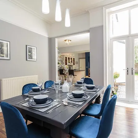 Stylish Lytham 5 Bedroom 3 Bathroom House With Hot Tub Lytham St Annes Exterior photo
