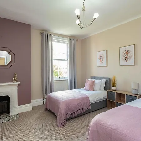 Stylish Lytham 5 Bedroom 3 Bathroom House With Hot Tub Lytham St Annes Exterior photo