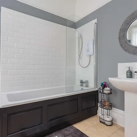 Stylish Lytham 5 Bedroom 3 Bathroom House With Hot Tub Lytham St Annes Exterior photo