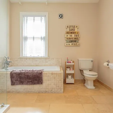 Stylish Lytham 5 Bedroom 3 Bathroom House With Hot Tub Lytham St Annes Exterior photo
