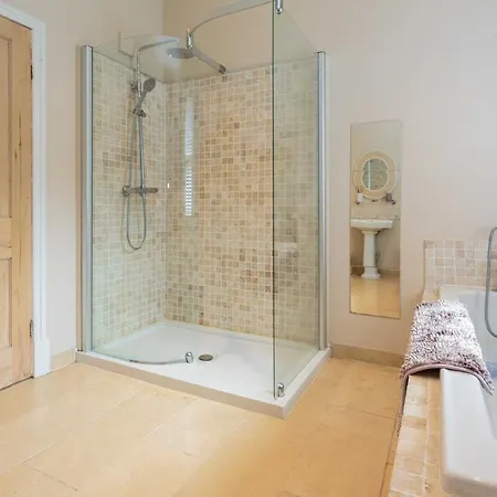 Stylish Lytham 5 Bedroom 3 Bathroom House With Hot Tub Lytham St Annes Exterior photo