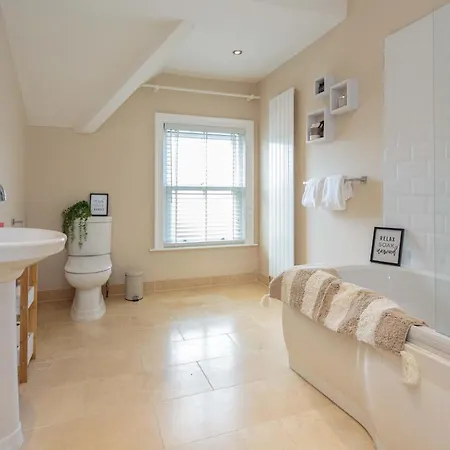 Stylish Lytham 5 Bedroom 3 Bathroom House With Hot Tub Lytham St Annes Exterior photo