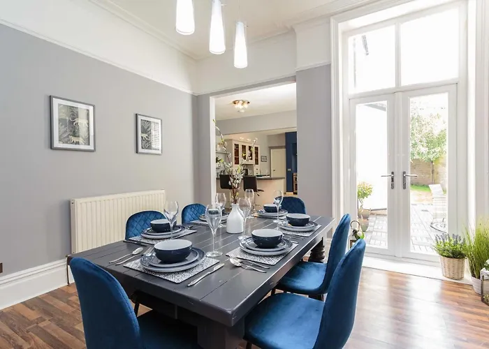 Stylish Lytham 5 Bedroom 3 Bathroom House With Hot Tub