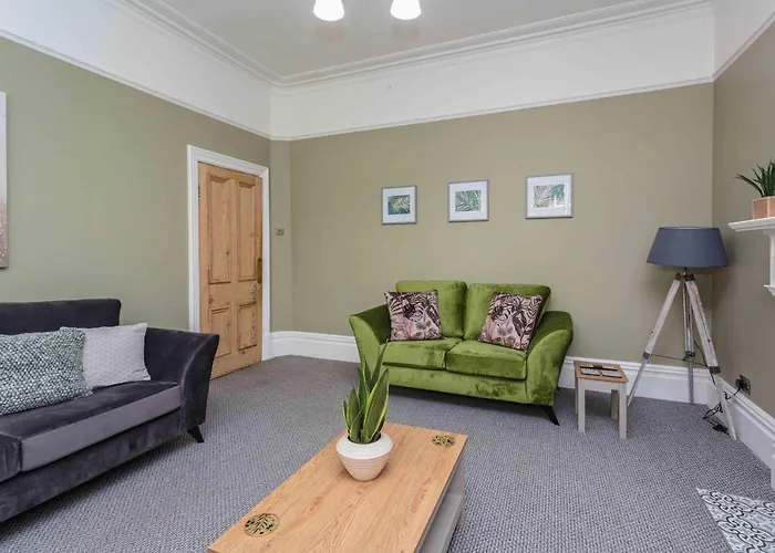 Stylish Lytham 5 Bedroom 3 Bathroom House With Hot Tub