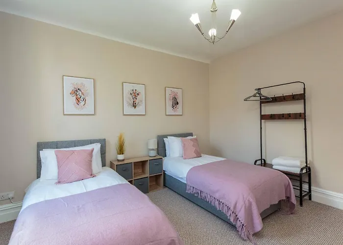 Stylish Lytham 5 Bedroom 3 Bathroom House With Hot Tub