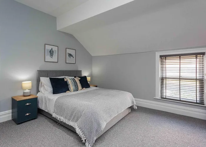 Stylish Lytham 5 Bedroom 3 Bathroom House With Hot Tub