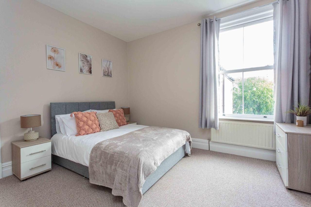 Stylish Lytham 5 Bedroom 3 Bathroom House With Hot Tub Holiday home Lytham St Annes