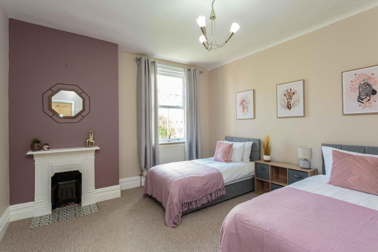 Stylish Lytham 5 Bedroom 3 Bathroom House With Hot Tub * Lytham St Annes