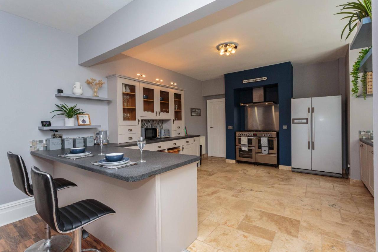 Stylish Lytham 5 Bedroom 3 Bathroom House With Hot Tub Holiday home *