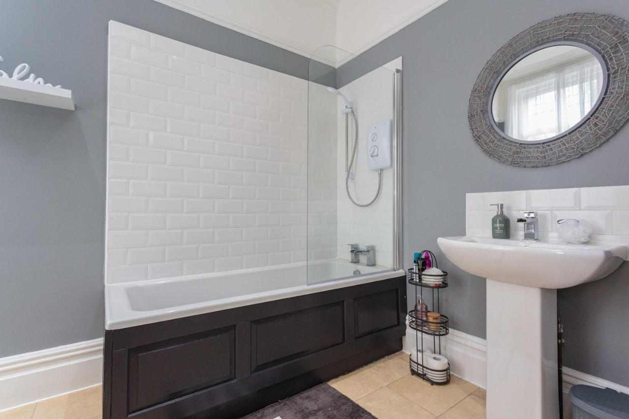 Holiday home Stylish Lytham 5 Bedroom 3 Bathroom House With Hot Tub Lytham St Annes