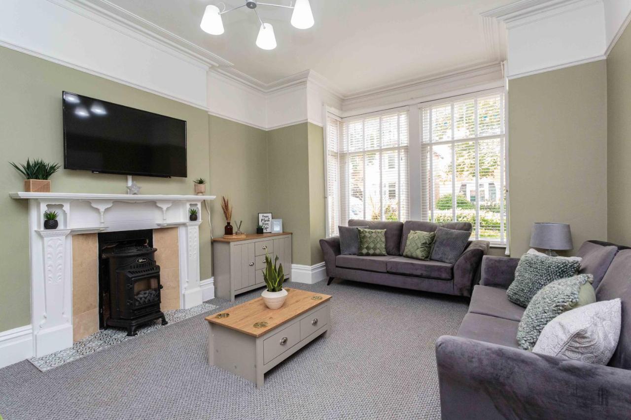 Stylish Lytham 5 Bedroom 3 Bathroom House With Hot Tub Holiday home *