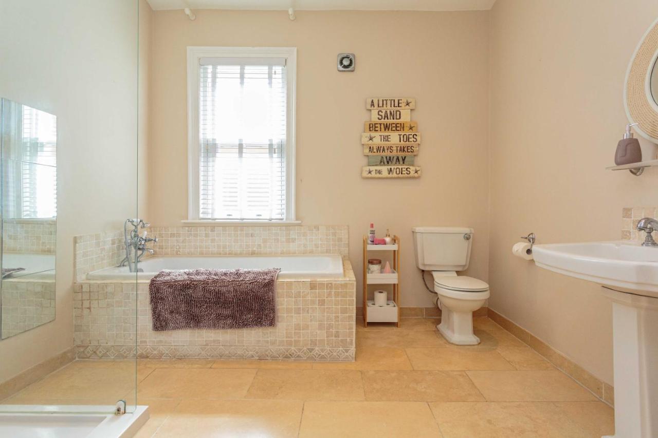 Stylish Lytham 5 Bedroom 3 Bathroom House With Hot Tub Holiday home Lytham St Annes