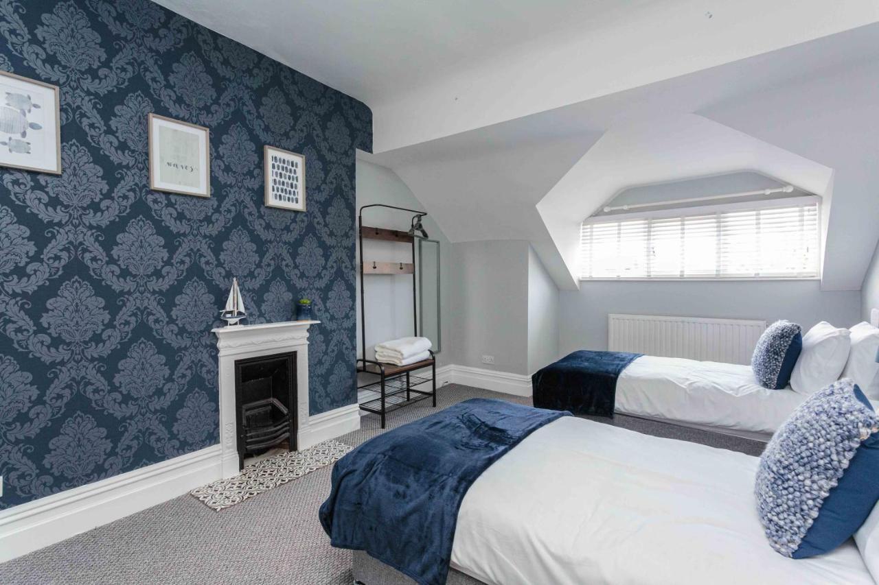 Stylish Lytham 5 Bedroom 3 Bathroom House With Hot Tub *