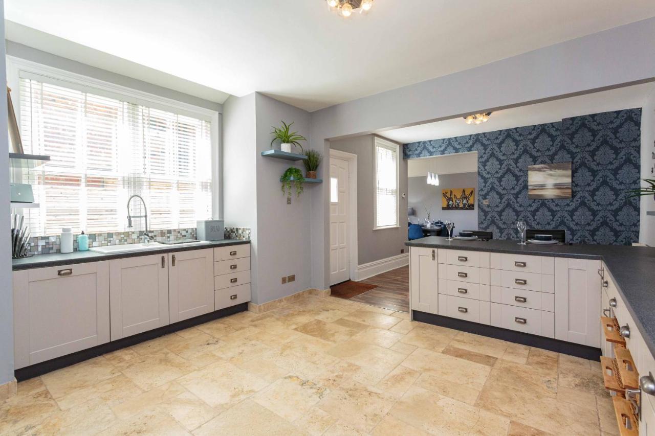 Stylish Lytham 5 Bedroom 3 Bathroom House With Hot Tub Holiday home *