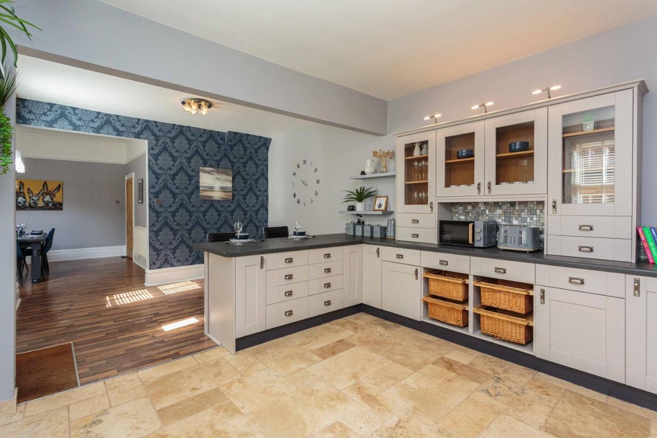 Stylish Lytham 5 Bedroom 3 Bathroom House With Hot Tub Holiday home Lytham St Annes