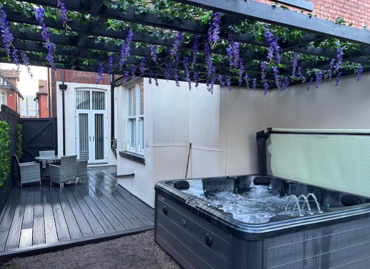Stylish Lytham 5 Bedroom 3 Bathroom House With Hot Tub * Lytham St Annes